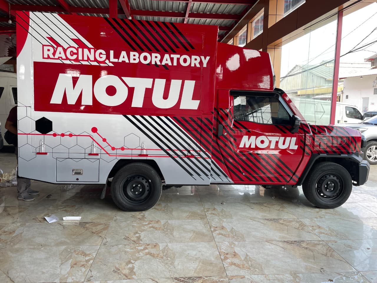 "PT Ambulance Pintar Indonesia Hadirkan Mobil Racing Lab MOTUL: Inovasi Teknologi Diagnostik di Dunia Balap"
